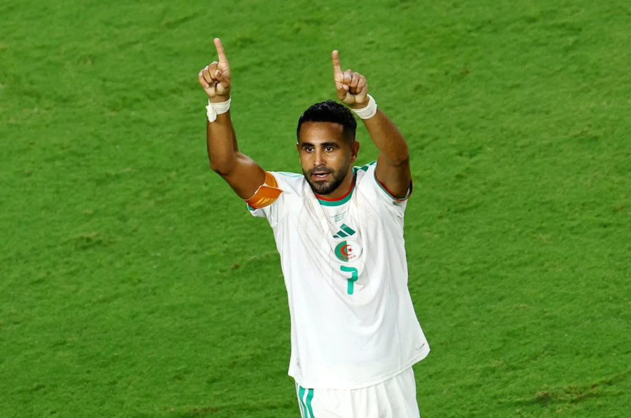 الجزائري رياض محرز يعلن اعتزاله اللعب