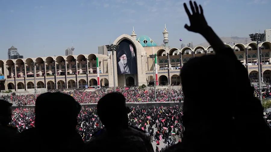 رايات حمراء وشعارات ثأر.. إيرانيون يهتفون