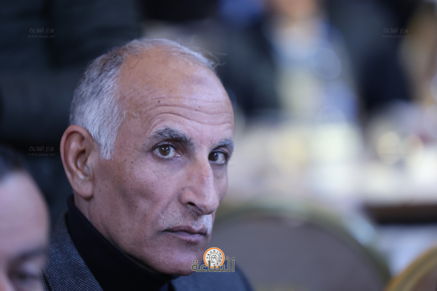 الصحفي كمال يقصّ على رئيس الوزراء