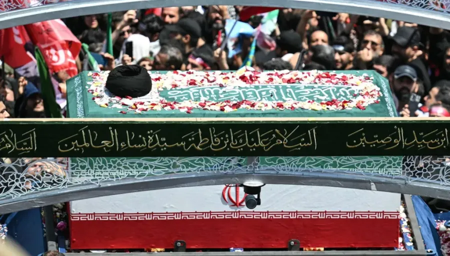 تشييع خامنئي في طهران.. مشهد جماهيري