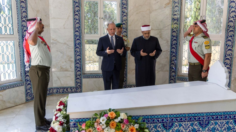 نائب الملك يزور ضريح الملك طلال