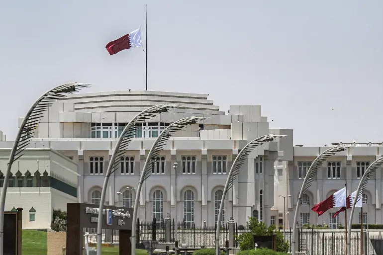 نكسوا الأعلام رحل أبونا.. الحزن يخيم