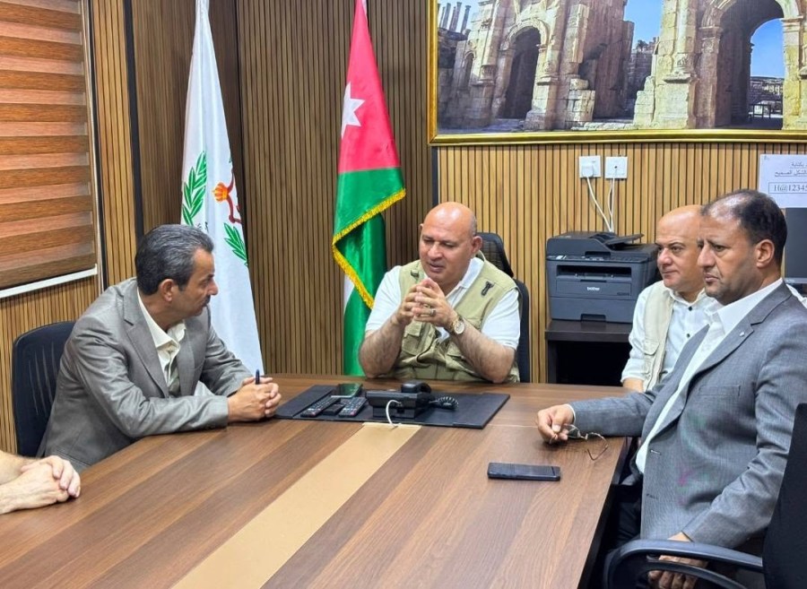 محافظ جرش يعقد اجتماعا لتكثيف الرقابة