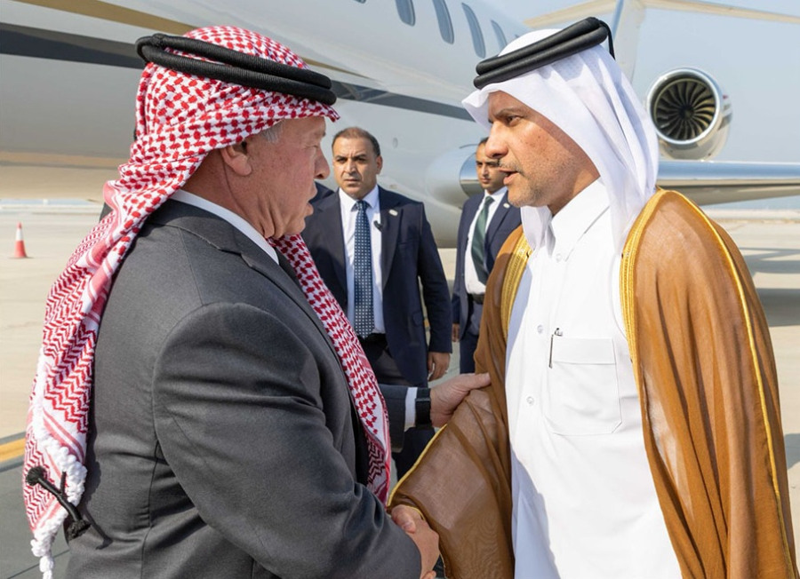 الملك يصل إلى الدوحة لتقديم العزاء