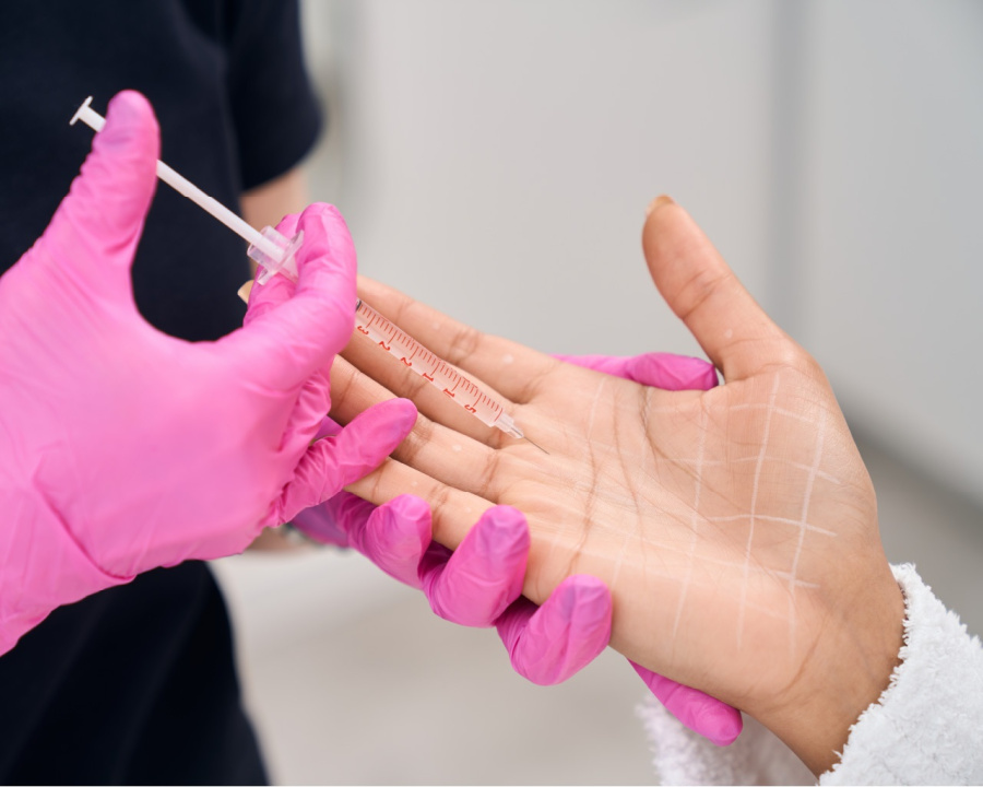 سم البوتولينوم.. متى تتحول حقن التجميل