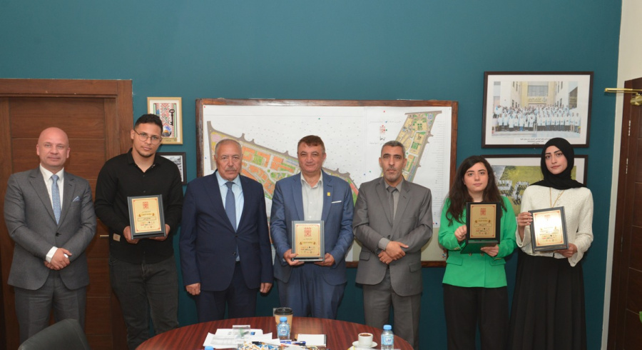 رئيس مجلس أمناء جامعة البترا يكرّم