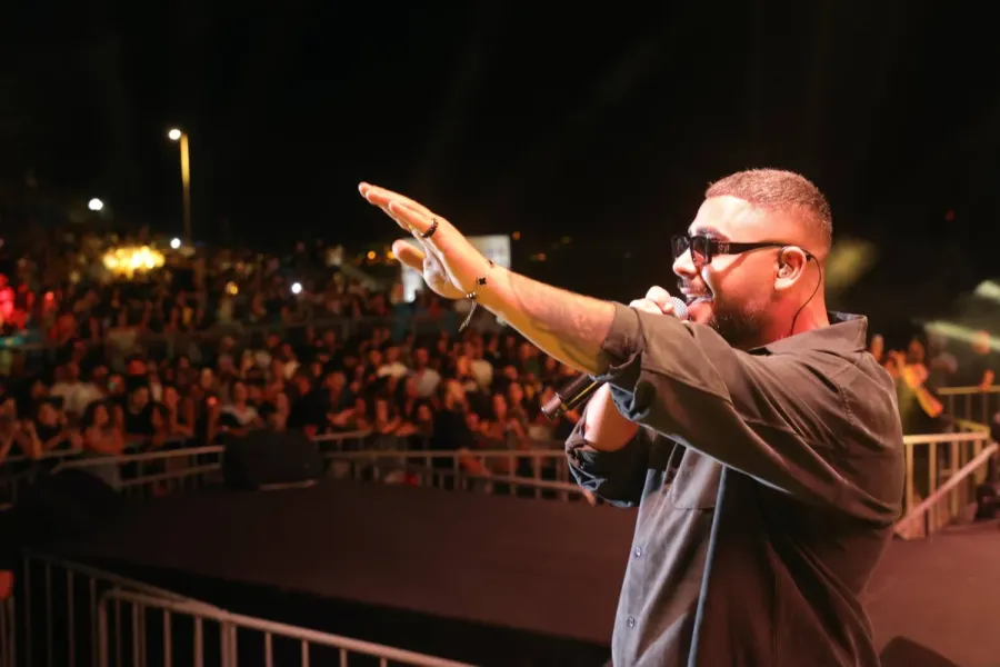 الأخرس يغنّي العتب والحنين في أعياد