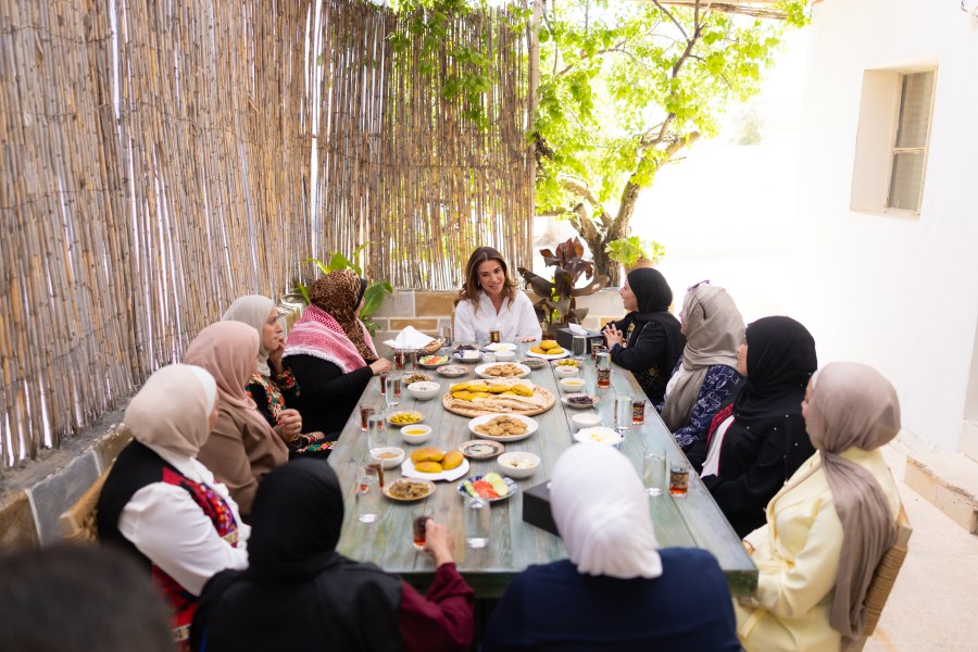 الملكة رانيا العبدالله تزور جمعية أصايل