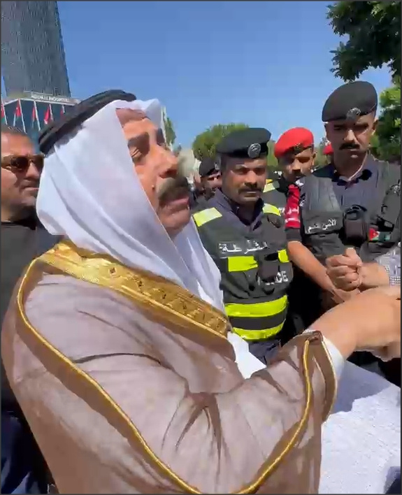 موظفو الاستهلاكية المدنية يعتصمون أمام النواب..