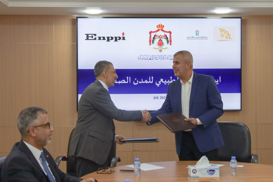 الخرابشة يوقع اتفاقية لإعداد وثائق عطاء