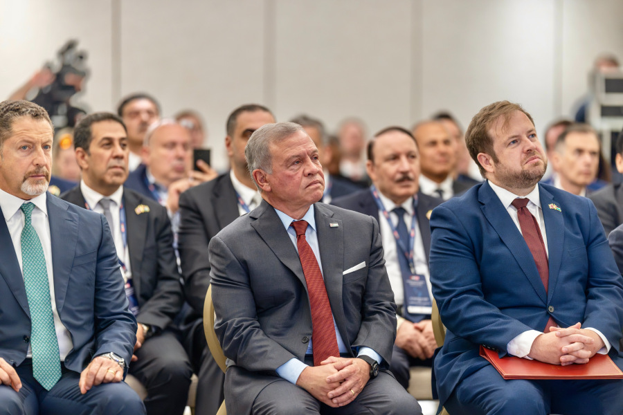 الملك يحضر الجلسة الافتتاحية لملتقى الأعمال
