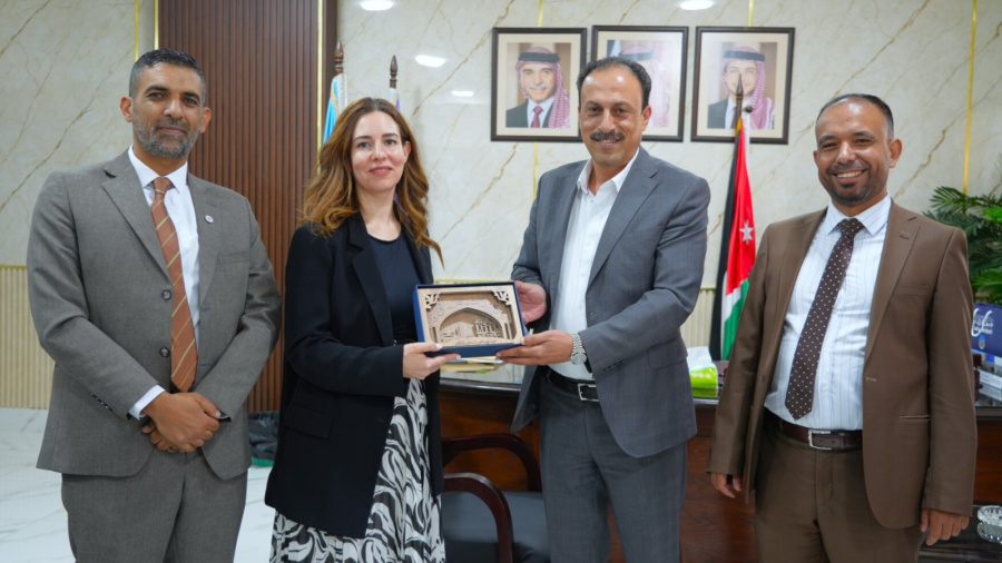 جامعة الزرقاء تعقد محاضرة حول القانون