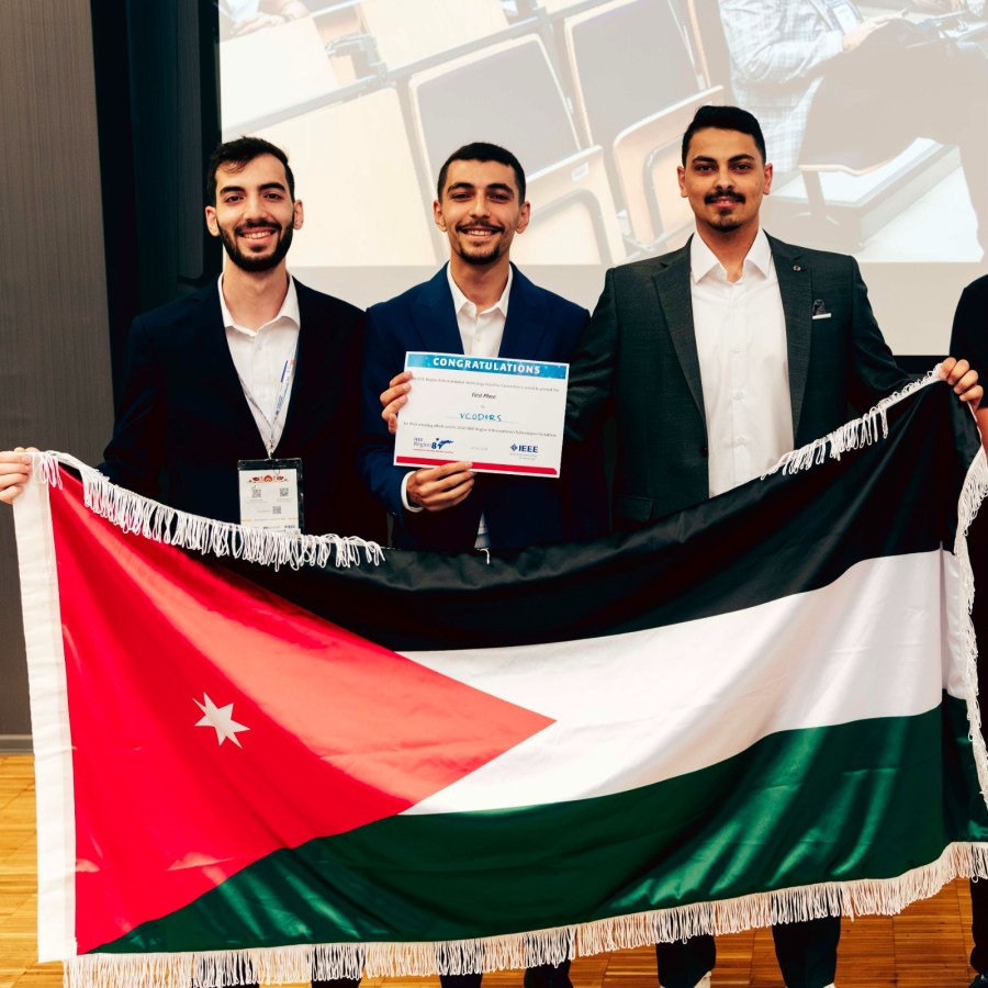 فريق من جامعة البترا يحصد المركز