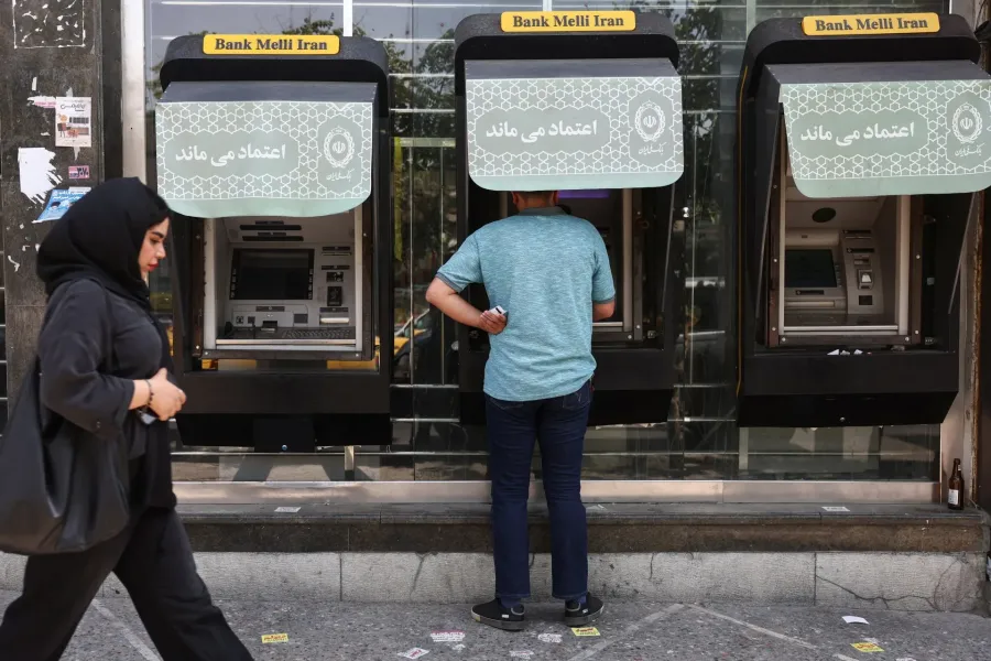 ازمات وشلل اقتصادي.. إيران تختنق وسط