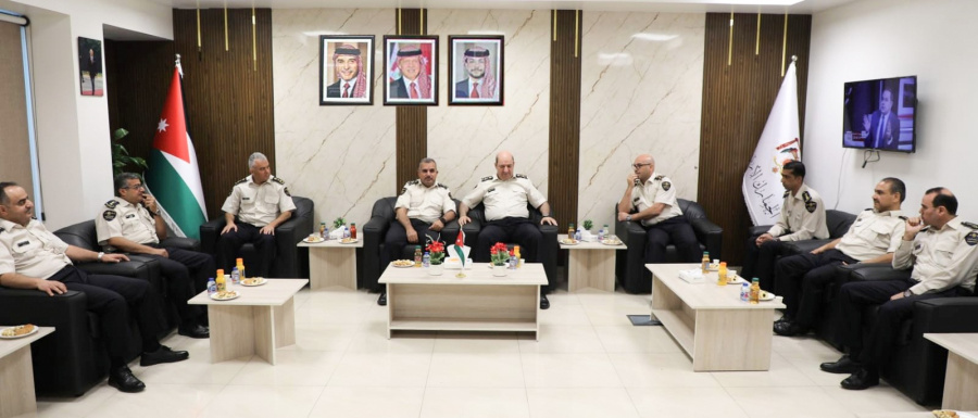 العكاليك يفتتح قاعة كبار العملاء في