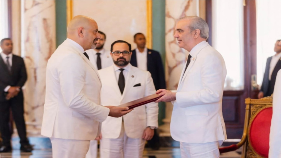 السفير عبيدات يقدم أوراق اعتماده لدى