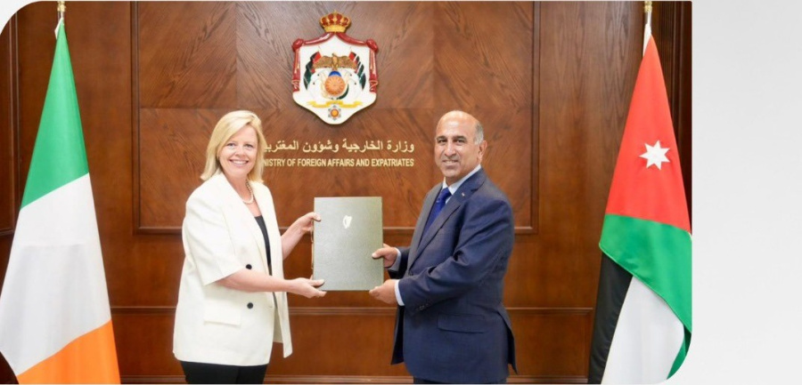 السفيرة الإيرلندية ماكهيو تسلم أوراق اعتمادها