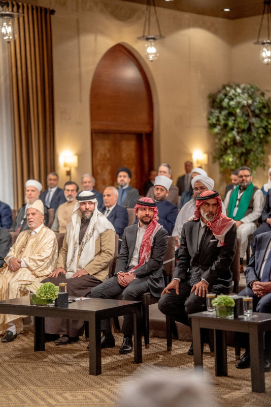 ولي العهد يكرم قيادات مشاركة في