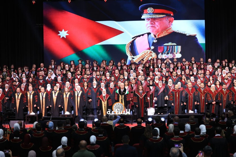 جامعة الشرق الأوسط تخرج مئات الطلبة