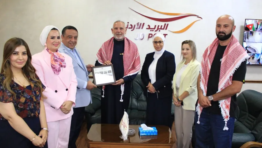 البريد الأردني يكرم الناشط الأميركي الملقب