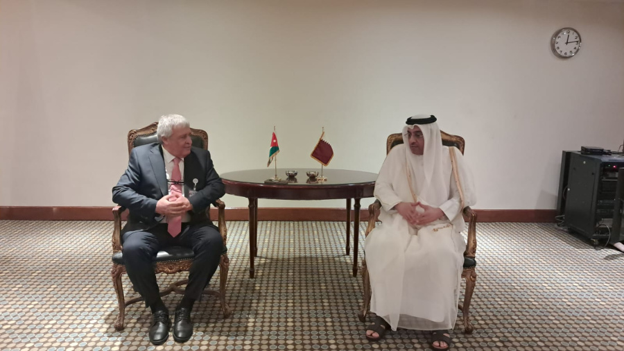 القطامين يلتقي نظيره القطري في القاهرة