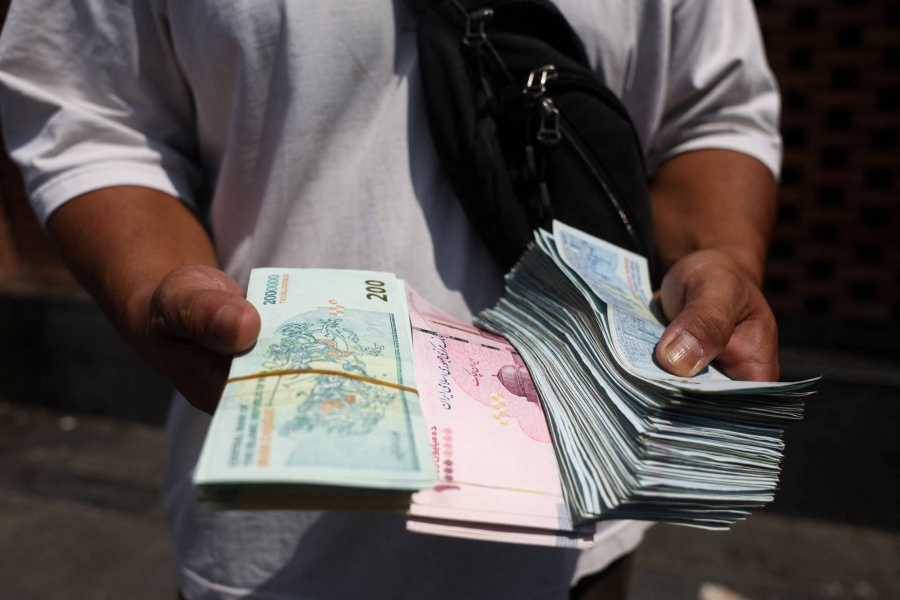إيران تحت ضغط الحرب والعقوبات.. انهيار