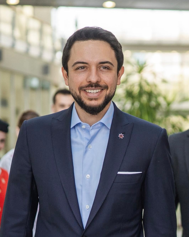مندوبا عن الملك.. ولي العهد يشارك