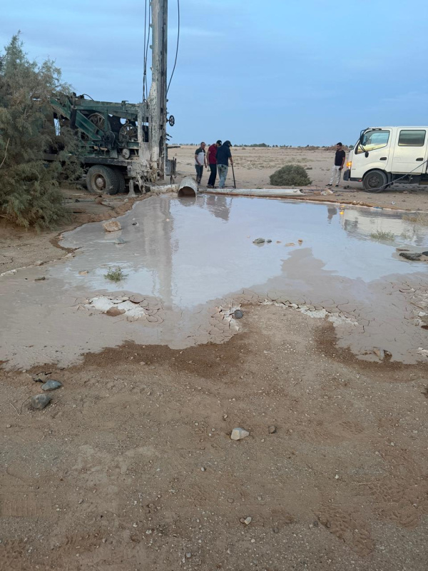ضبط حفارة تحفر بئرا مخالفة في