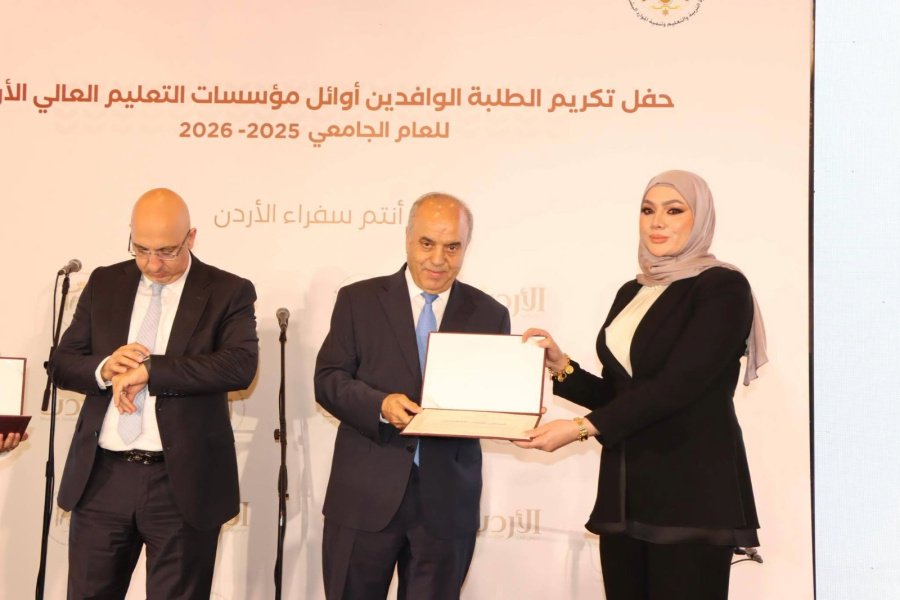 محافظة يكرم طالبة الشرق الأوسط تيجان