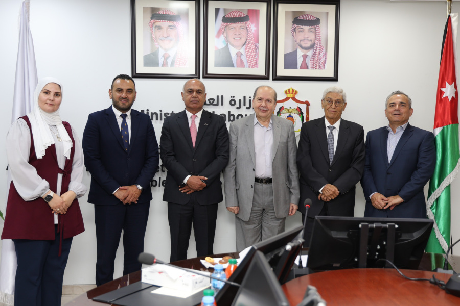 وزارة العمل ومستشفى العقبة الجامعي يوقعان