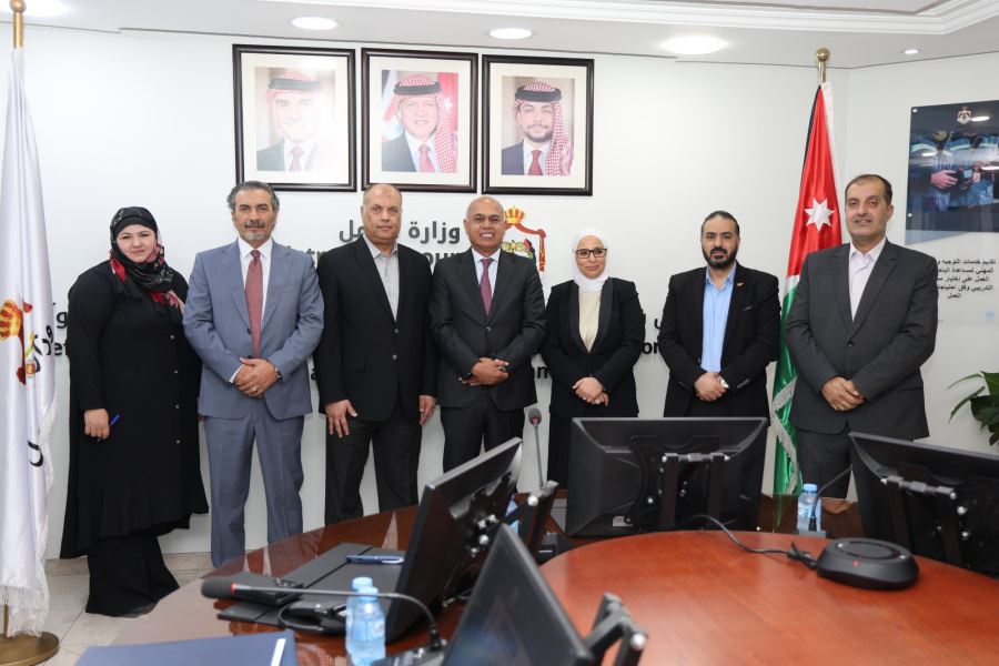 توقيع عقد عمل جماعي لتحسين المزايا