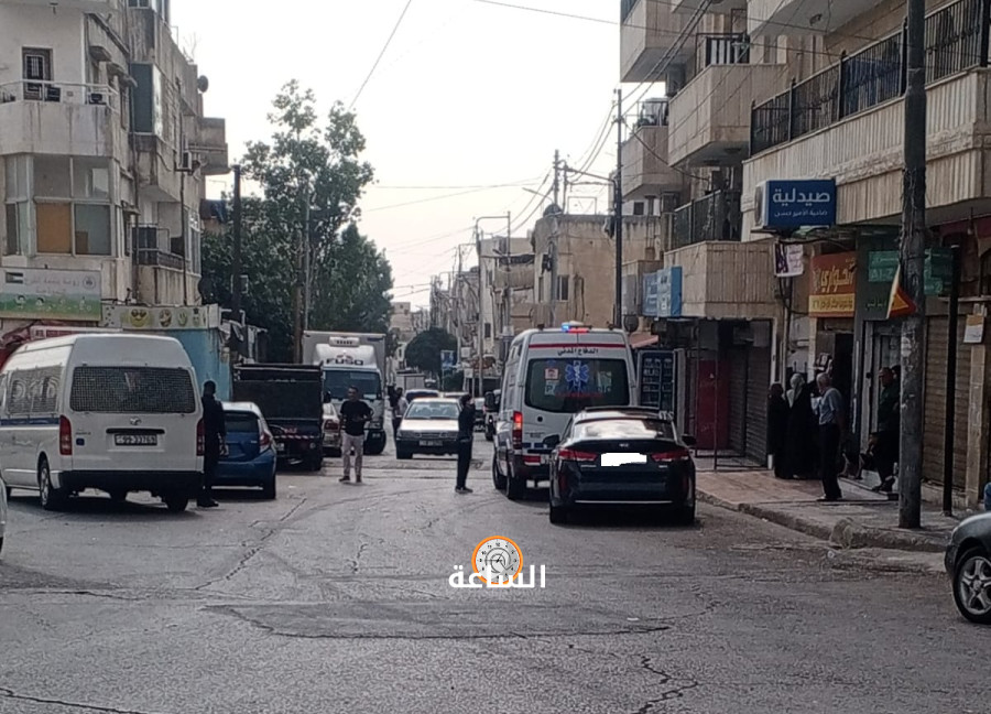 مركبة داخلها شخص فاقد الوعي.. تثير