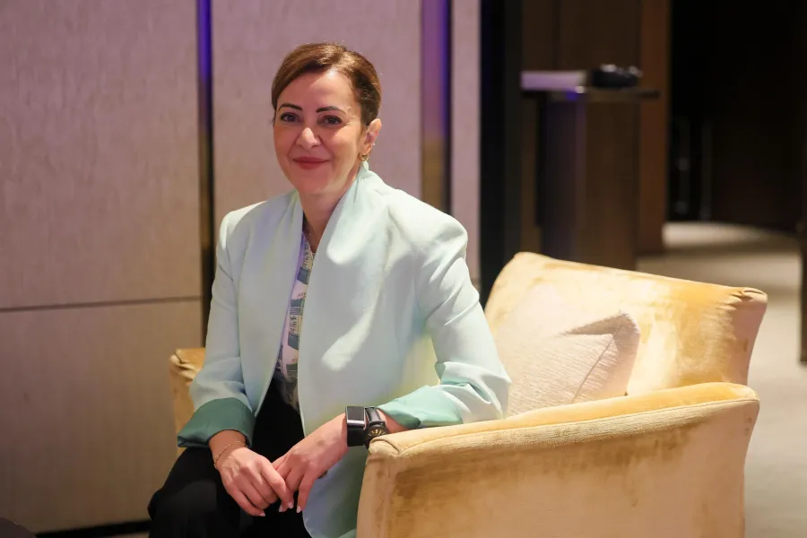 قنصلة سنغافورية الفخرية تساعد مئة طالب