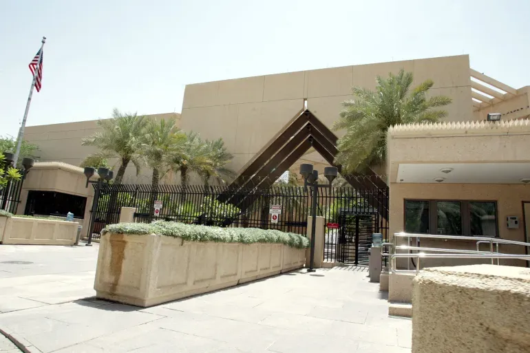 الخارجية الأميركية تطلب من موظفي سفارتها