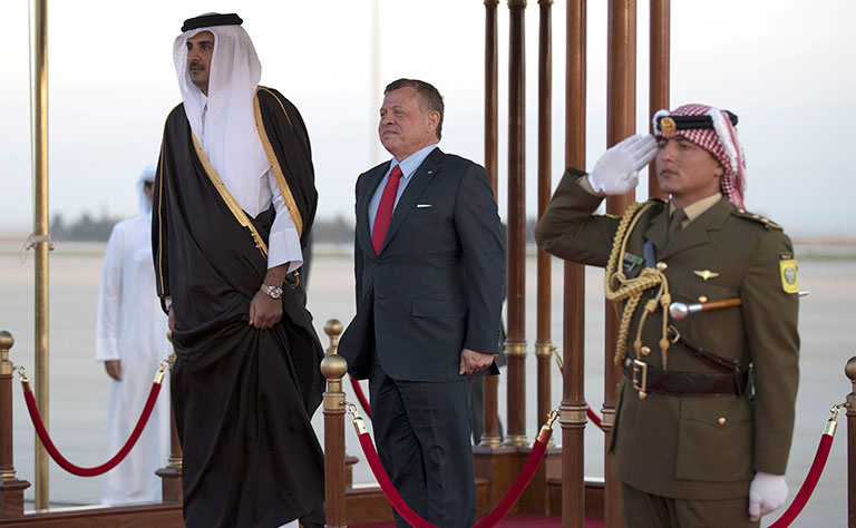 الشيخ تميم يبرق لـ الملك معزيا