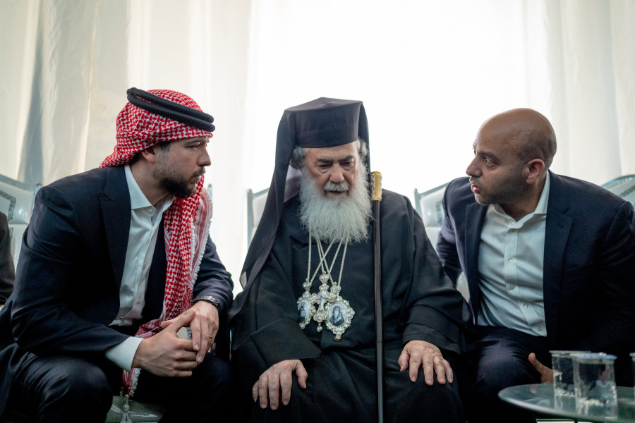 ولي العهد يعزي ذوي شهداء الهجوم