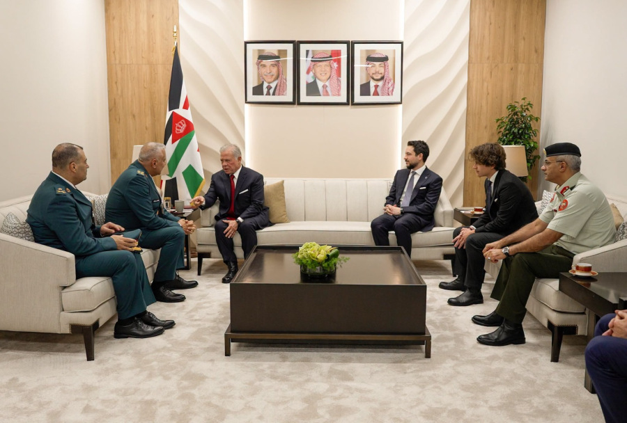 الملك يلتقي رؤساء أركان وعسكريين في