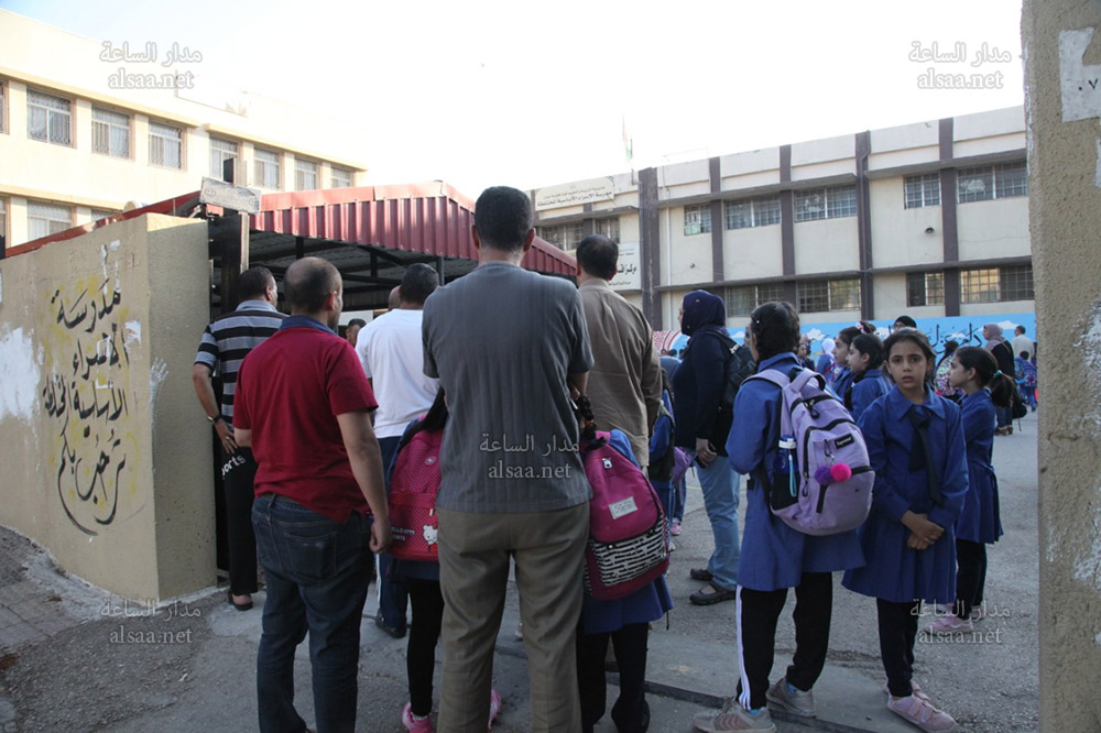 أهالي يرسلون أبناءهم إلى المدارس.. والمعلمون: