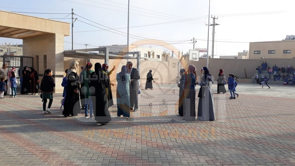 حاكم إداري يستشيط غضبا على معلمات