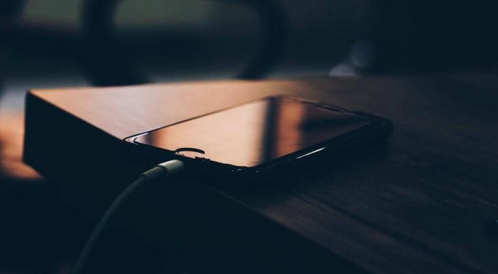 شحنت هاتفها أثناء النوم .. ففقدت