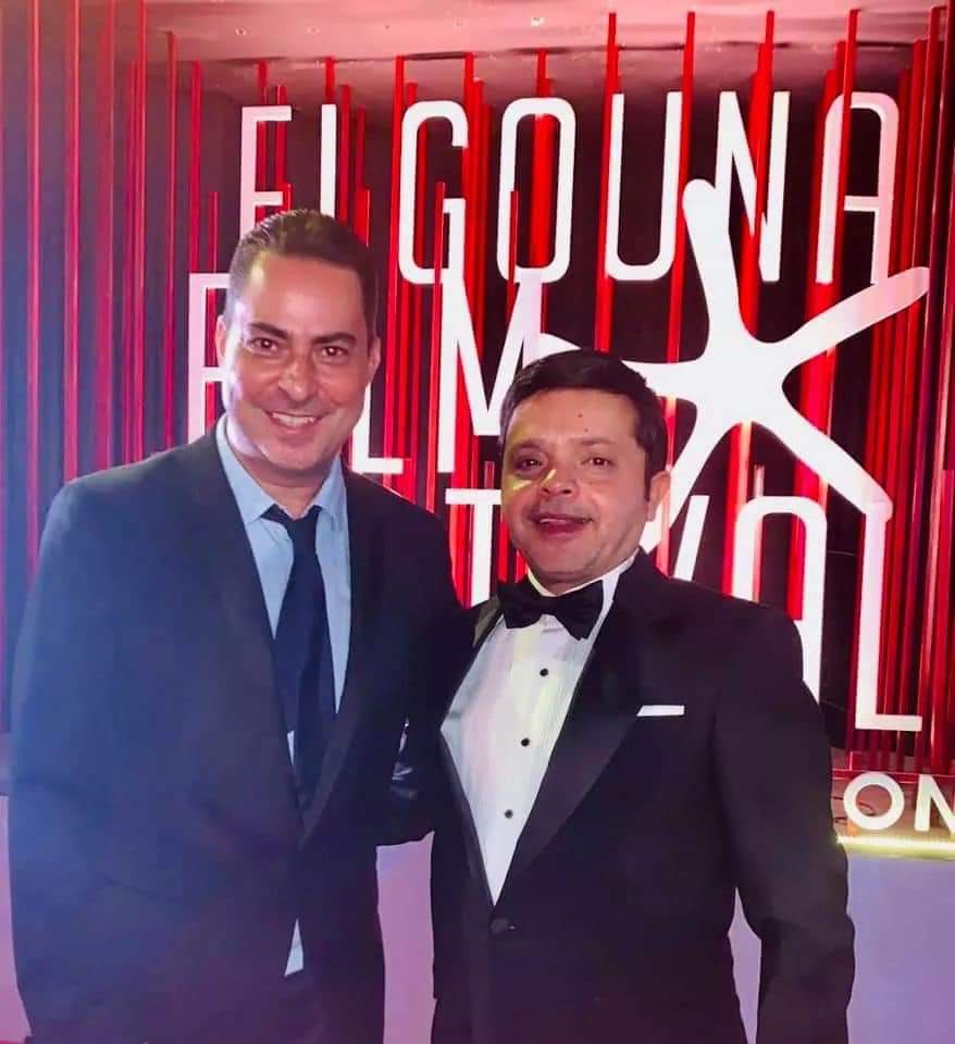 محمد هنيدي يكشف حقيقة صورته مع