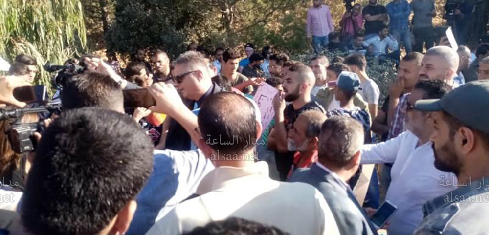 أهالي طلبة يحتجون أمام مبنى نقابة