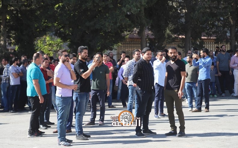 بالصور.. وقفة للمعلمين أمام مجمع النقابات