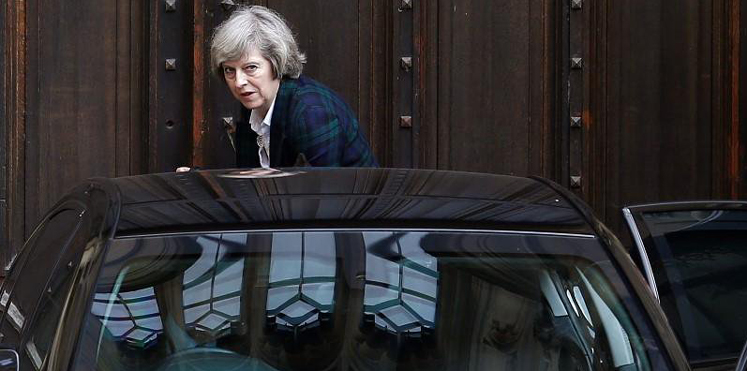 بالفيديو.. شاهد لحظة هروب رئيسة وزراء