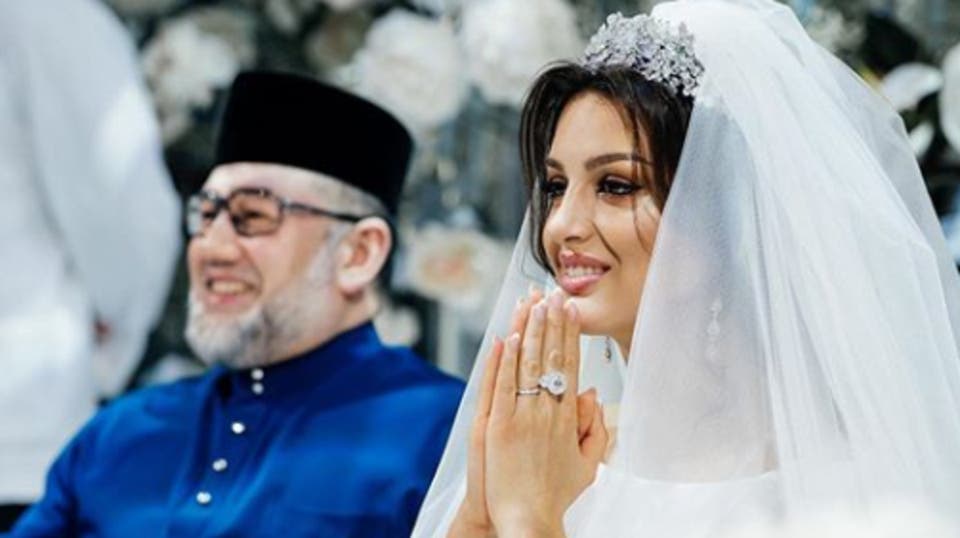 طليقة ملك ماليزيا السابق تطالبه بنفقة