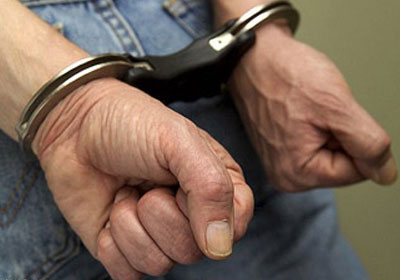 القبض على مطلوب خطير ومسلح بمداهمة