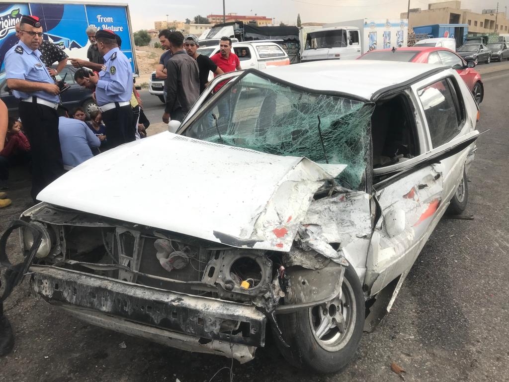 7 إصابات بإنزلاق مركبة على طريق