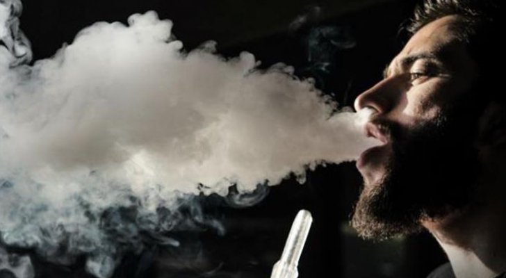 السيسي يصدق على قانون المحال العامة..