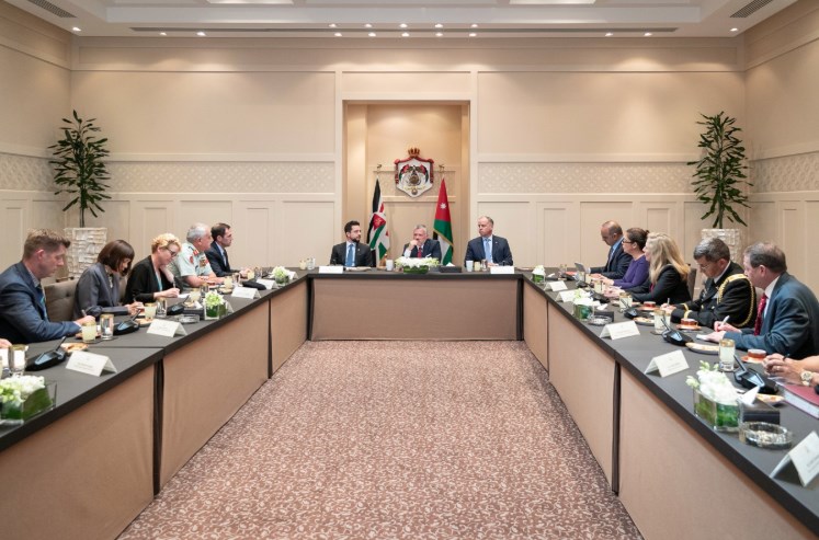 الملك يلتقي وفدا من أعضاء مجلس