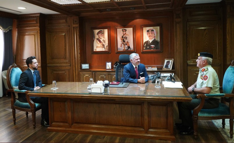 الملك يزور القيادة العامة للقوات المسلحة